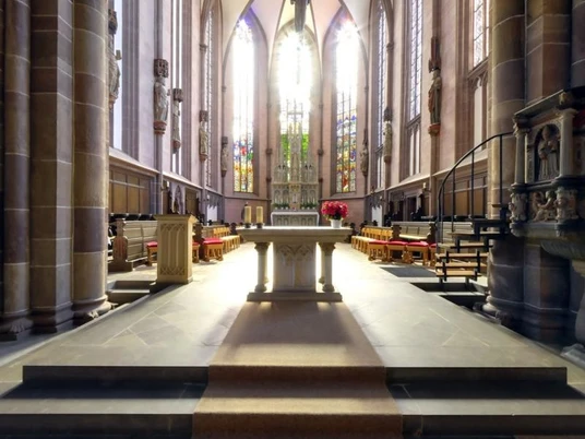 Neustadtkirche Neustadtkirche mit lichtdurchflutetem Altarraum, gotischen Bögen und beeindruckenden Fenstern.