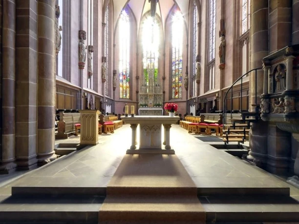 Neustadtkirche Neustadtkirche mit lichtdurchflutetem Altarraum, gotischen Bögen und beeindruckenden Fenstern.