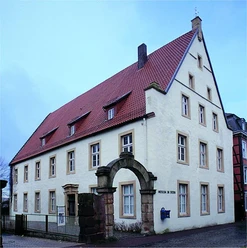 Museum im "Stern Historisches Gebäude mit rotem Dach und steinernem Torbogen, das Museum im "Stern" beherbergt.