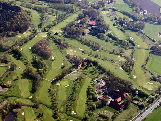 Golfplatz Marienfeld aus der Vogelperspektive Luftaufnahme eines weitläufigen Golfplatzes mit grünen Fairways, Bunkern und umgebenden Wäldern.