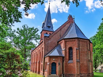 Außenansicht der St.-Antonius-Kirche in Fintel Außenansicht der St.-Antonius-Kirche in FintelExterior view of St. Antonius Church in FintelUdvendigt billede af St Anthony's Church i FintelBuitenaanzicht van de St Anthony's kerk in Fintel
