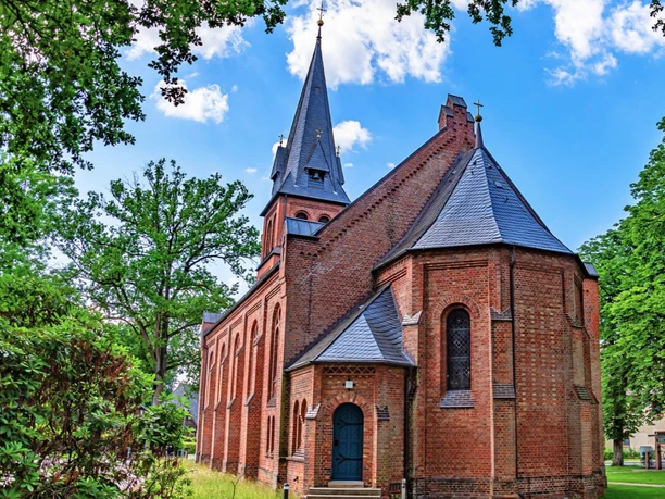 Außenansicht der St.-Antonius-Kirche in Fintel Außenansicht der St.-Antonius-Kirche in Fintel