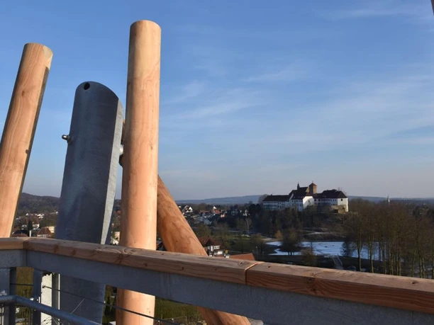 Baumwipfelpfad Bad Iburg mit Blick auf die Schloßanlage Ausblick vom Baumwipfelpfad Bad Iburg auf die historische Schloßanlage in einer weiten Hügellandschaft.