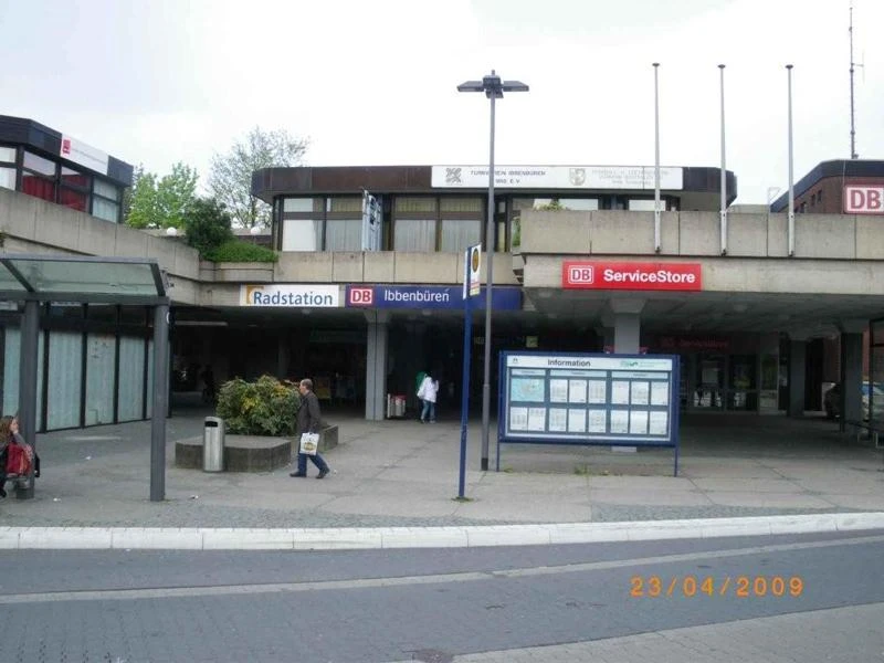 Bahnhof Ibbenbüren Bahnhof Ibbenbüren: Eingangsbereich mit Beschilderung zu DB ServiceStore und Radstation.