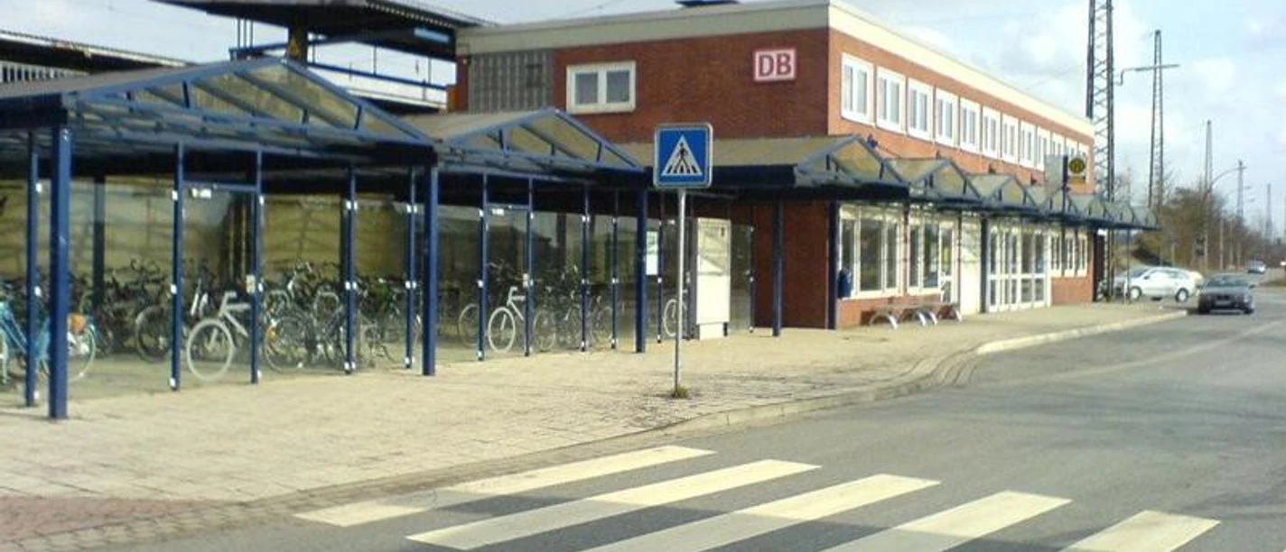 Bahnhof Lengerich Der Bahnhof Lengerich mit überdachten Fahrradständern und Fußgängerüberweg im Vordergrund.