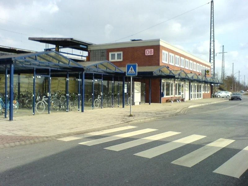 Bahnhof Lengerich Der Bahnhof Lengerich mit überdachten Fahrradständern und Fußgängerüberweg im Vordergrund.