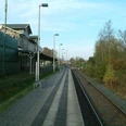 Bahnhof Dissen Historischer Bahnhof Dissen mit Gleisen, Bahnsteig, umgeben von Herbstbäumen unter klarem Himmel.