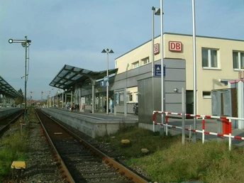 Bahnhof Halle (Westf.): Regionalzugstation mit Gleisen, Bahnsteigzugang und moderner Wartehalle.