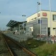 Bahnhof Halle (Westf.) Bahnhof Halle (Westf.): Regionalzugstation mit Gleisen, Bahnsteigzugang und moderner Wartehalle.