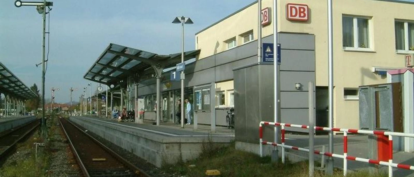Bahnhof Halle (Westf.) Bahnhof Halle (Westf.): Regionalzugstation mit Gleisen, Bahnsteigzugang und moderner Wartehalle.
