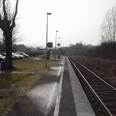 Bahnhof Ehlenbruch Bahnhof Ehlenbruch mit Gleisen, schmalem Bahnsteig und Winterlandschaft, kahler Baumbestand.