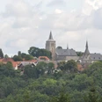 Blick nach Obermarsberg auf die Stiftskirche und die Nikolaikirche Blick auf Obermarsberg mit der markanten Stiftskirche und Nikolaikirche umgeben von grüner Landschaft.