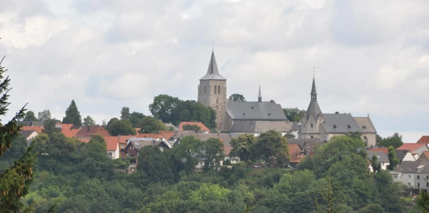 Blick nach Obermarsberg auf die Stiftskirche und die Nikolaikirche Blick auf Obermarsberg mit der markanten Stiftskirche und Nikolaikirche umgeben von grüner Landschaft.