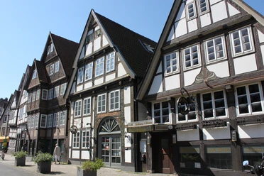 Fachwerkhäuser reihen sich in Detmolds historischem Stadtkern, strahlen Tradition und Geschichte aus.