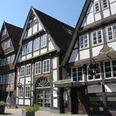 Fachwerkhäuser reihen sich in Detmolds historischem Stadtkern, strahlen Tradition und Geschichte aus.