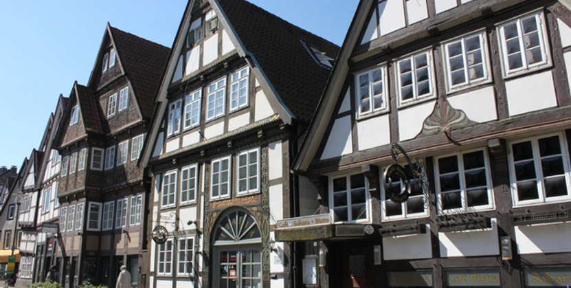 Fachwerkhäuser reihen sich in Detmolds historischem Stadtkern, strahlen Tradition und Geschichte aus.