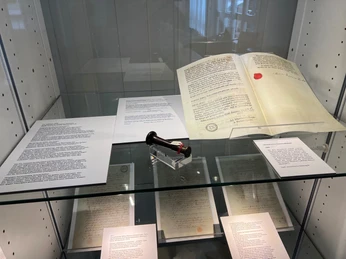 Dauerausstellung Susanna Abraham Schaukasten mit historischen Dokumenten und einem Siegelstempel, hinter Glas präsentiert.