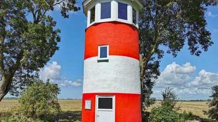 Liebevoll hinterm Deich: Leuchtturm