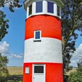 Liebevoll hinterm Deich: Leuchtturm