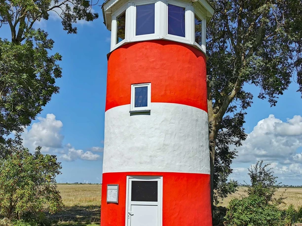 Liebevoll hinterm Deich: Leuchtturm