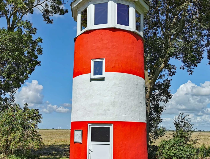 Liebevoll hinterm Deich: Leuchtturm