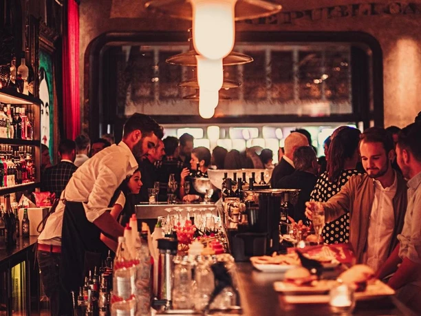 Seitliche Sicht auf die Bar mit Menschen im Hintergrund