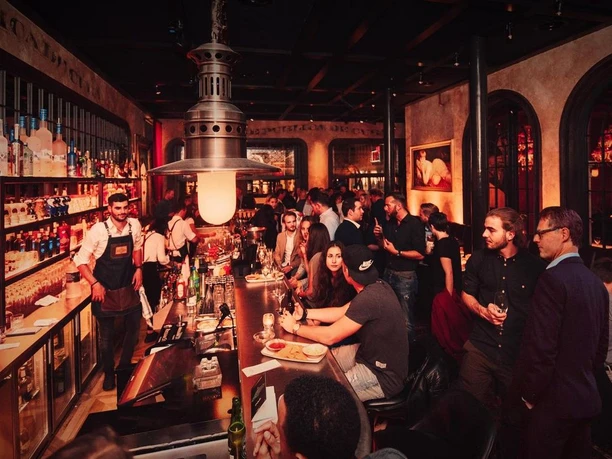 Blick auf die ganze Bar