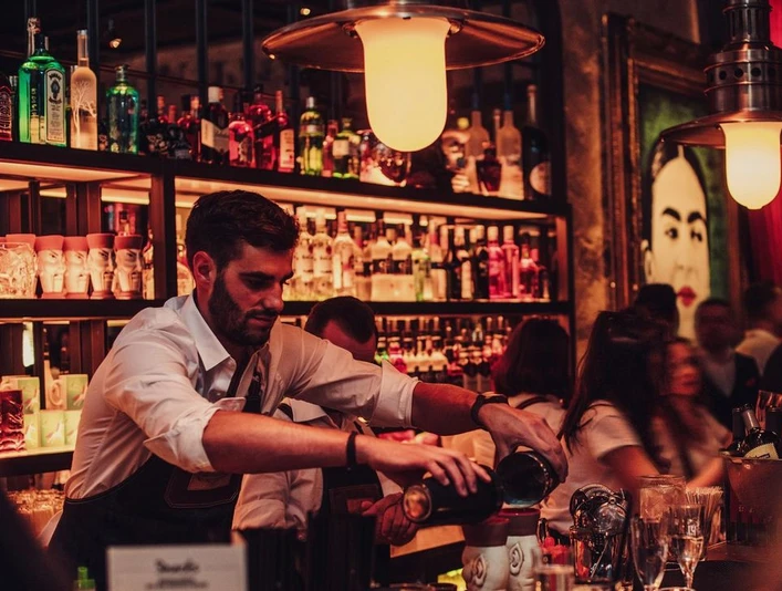 Blick auf die Bar und den BarkeeperView of the bar and the bartenderVue sur le bar et le barman