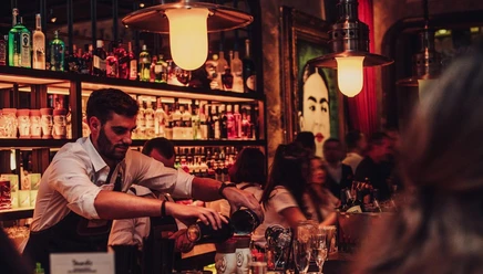Bocagrande.jpg Blick auf die Bar und den Barkeeper