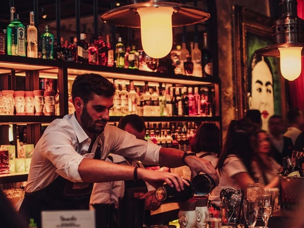 Blick auf die Bar und den Barkeeper