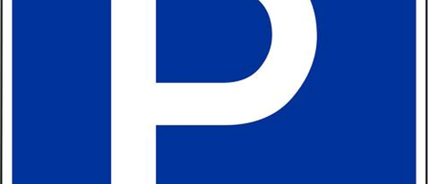 Verkehrsschild mit blauem Hintergrund und großem weißen "P" für Parkplatz in Oberhessen, Deutschland.