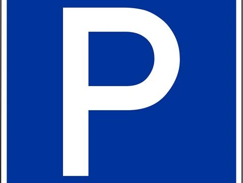 Verkehrsschild mit blauem Hintergrund und großem weißen "P" für Parkplatz in Oberhessen, Deutschland.