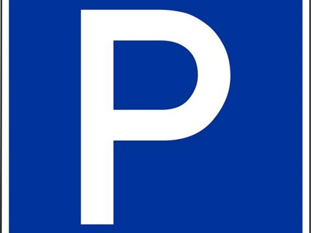 Verkehrsschild mit blauem Hintergrund und großem weißen "P" für Parkplatz in Oberhessen, Deutschland.