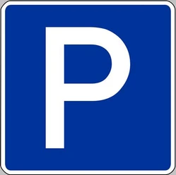 Parkplatz Verkehrsschild mit blauem Hintergrund und großem weißen "P" für Parkplatz in Oberhessen, Deutschland.