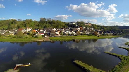 Blick auf Herstelle Luftbild von Herstelle: Malerische Häuser nahe der Weser, von Hügeln und Wäldern umgeben.