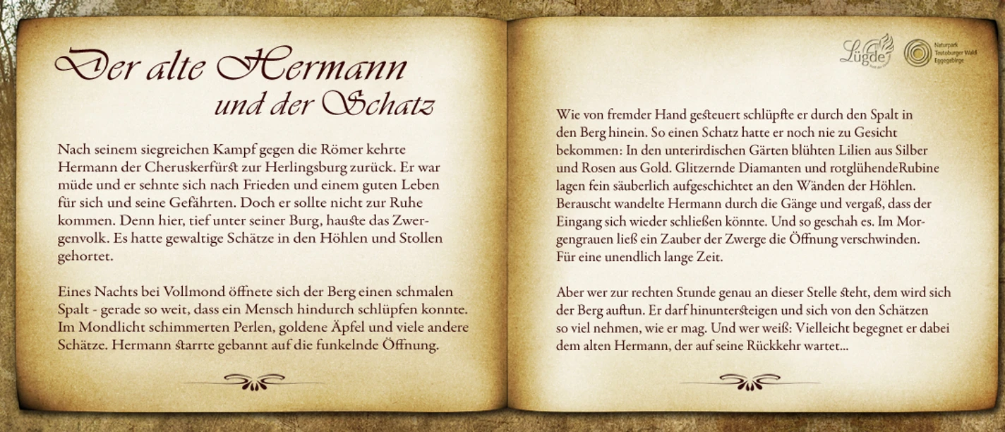 Holzbank mit geschnitztem Rückenmotiv von "Hermann und der Schatz" im warmen Abendlicht im Wald.