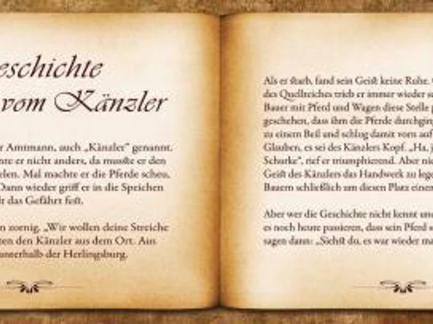 Offenes Buch mit dem Titel "Die Geschichte vom Känzler" auf einer antiken Schrift. Links ist eine Waldszene zu sehen.