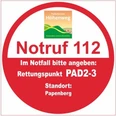 Rettungspunkt PAD2-3: Papenberg Rotes, rundes Rettungspunkt-Schild PAD2-3 am Papenberg, Notrufnummer 112, hilfreiche Notfallangabe.