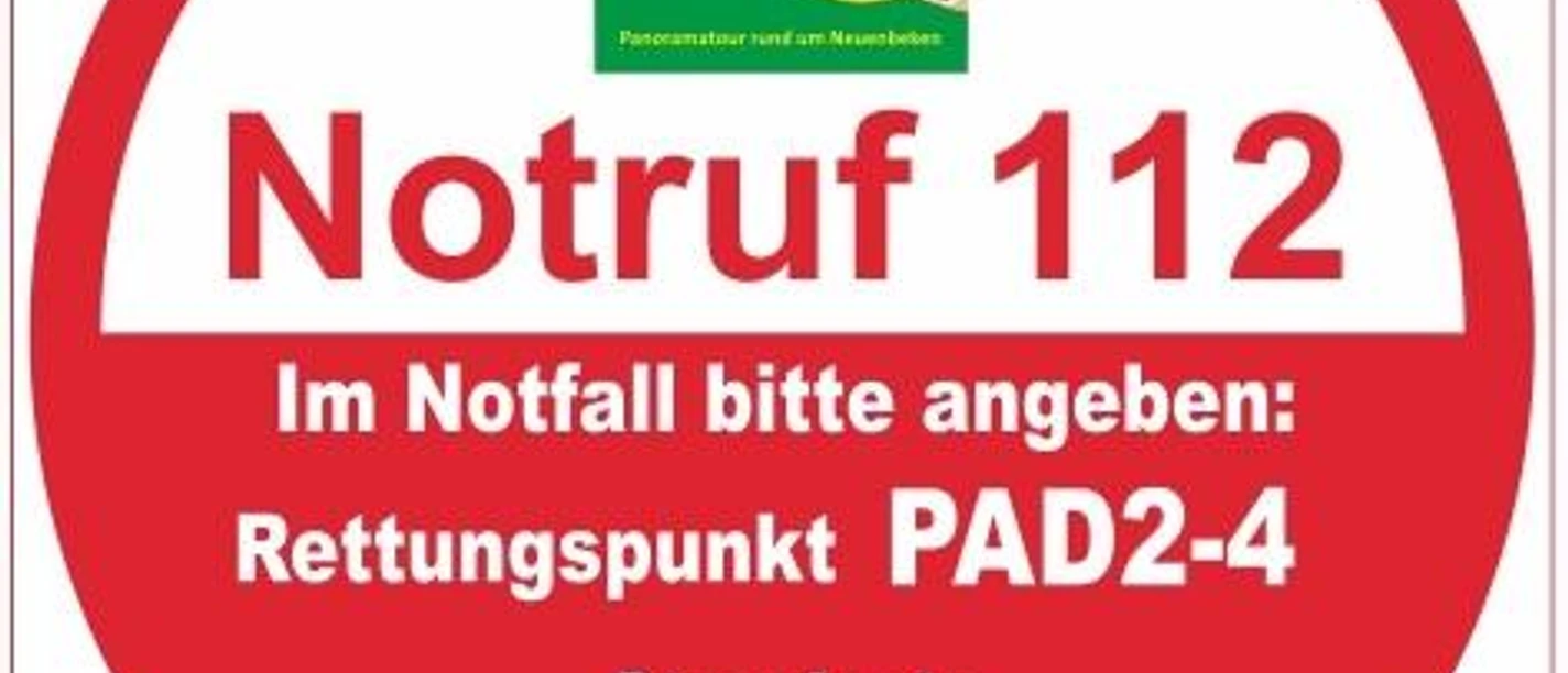 Notruf-Schild von Paderborner Höhenweg, Rettungspunkt PAD2-4 am Standort Hindahls Kreuz.