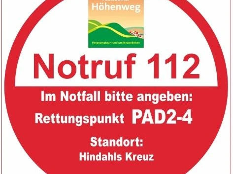 Notruf-Schild von Paderborner Höhenweg, Rettungspunkt PAD2-4 am Standort Hindahls Kreuz.