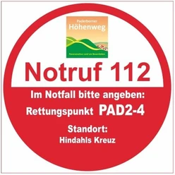 Rettungspunkt PAD2-4: Hindahls Kreuz Notruf-Schild von Paderborner Höhenweg, Rettungspunkt PAD2-4 am Standort Hindahls Kreuz.