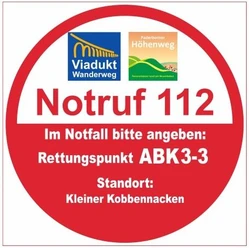 Rettungspunkt ABK3-3: Kleiner Kobbennacken Runder Rettungspunkt-Aufkleber für den Viadukt-Wanderweg, Notrufnummer 112, Position Kleiner Kobbennacken.