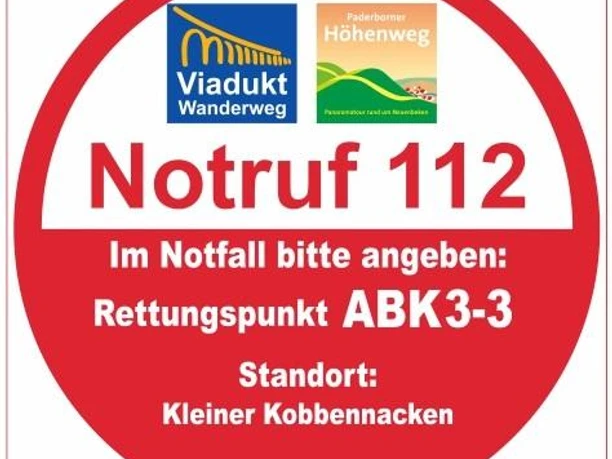 Rettungspunkt ABK3-3: Kleiner Kobbennacken Runder Rettungspunkt-Aufkleber für den Viadukt-Wanderweg, Notrufnummer 112, Position Kleiner Kobbennacken.