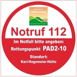 Runder Notfallschild des Paderborner Höhenwegs mit Angaben zu Rettungspunkt PAD2-10 bei der Karl-Hagemeier-Hütte.