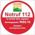 Runder Notfallschild des Paderborner Höhenwegs mit Angaben zu Rettungspunkt PAD2-10 bei der Karl-Hagemeier-Hütte.