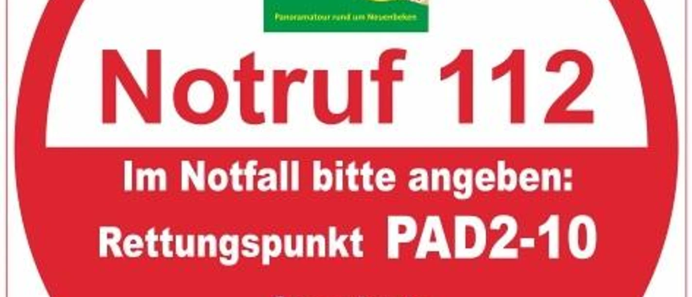 Rettungspunkt PAD2-10: Karl-Hagemeier-Hütte Runder Notfallschild des Paderborner Höhenwegs mit Angaben zu Rettungspunkt PAD2-10 bei der Karl-Hagemeier-Hütte.
