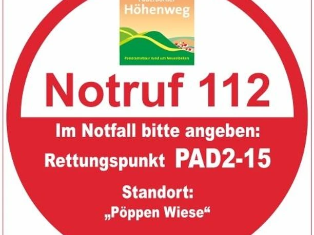 Rettungspunkt PAD2-15: "Pöppen Wiese" Notrufzeichen Rettungspunkt PAD2-15 mit Standort „Pöppen Wiese“ am Paderborner Höhenweg.