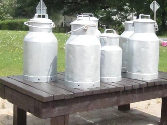Denkmal von Historische Milchkannen.