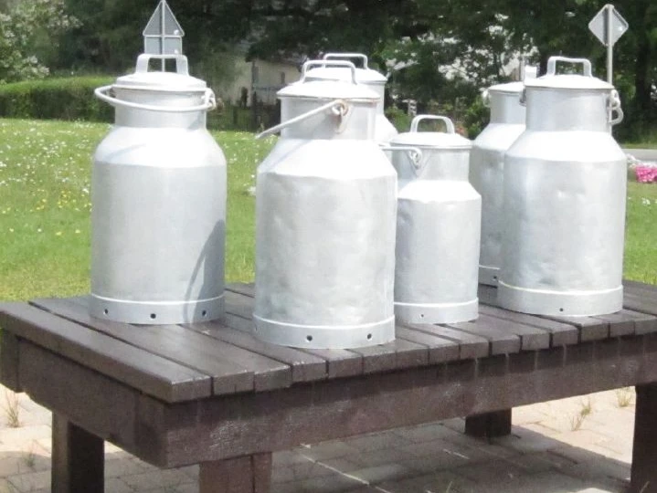 Historische Milchkannen Denkmal von Historische Milchkannen.