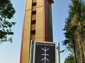 Lattbergturm bei Entrup, ein rekonstruierter optischer Telegrafenturm Preußens, umgeben von Wald.